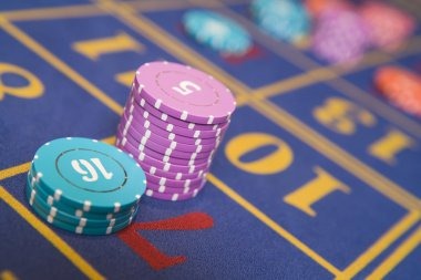 Antarmuka dashboard kokody88 dengan ringkasan permainan sepak bola dan meja dealer langsung